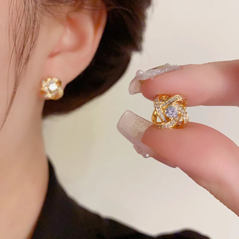Boucles d'oreilles croix en zircon léger et luxueux – Clous géométriques creux
