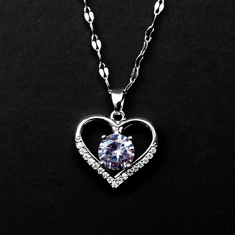 Golden Heart & Lips Pendant Necklace - Stainless Steel Fashion Jewelry for Women - Lylamor.com